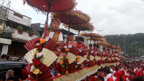 Sejumlah warga keturunan Tionghoa berada diatas arak-arakan "Sipasan" saat penutupan perayaan festival Capgomeh 2751 di Padang, Sumatera Barat, Sabtu (8/2). Foto: ANTARA FOTO/Muhammad Arif Pribadi