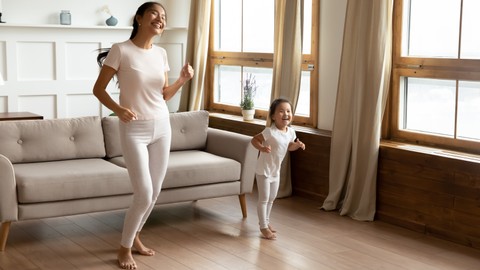 Ilustrasi anak balita menari atau berjoget. Foto: Shutter Stock