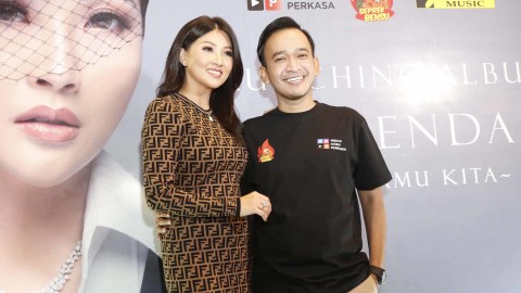 Penyanyi Sarwendah didampingi Ruben Onsu saat launching album berjudul " Aku Kamu Kita" di kawasan Ampera, Jakarta, Kamis, (22/8). Foto: Ronny
