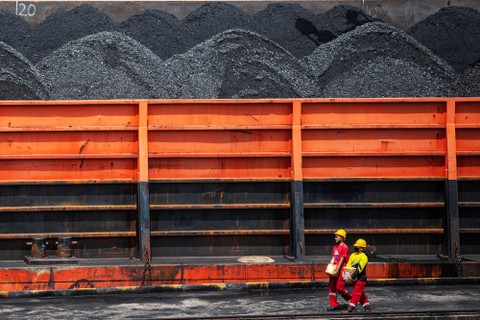 Bongkar muat batu bara di area pengumpulan Dermaga Batu bara Kertapati milik PT Bukit Asam Tbk di Palembang, Sumatera Selatan, Selasa (4/1/2022). Foto: ANTARA FOTO/Nova Wahyudi