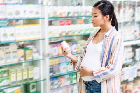Ilustrasi Ibu Hamil Minum Vitamin D. Foto: Shutterstock