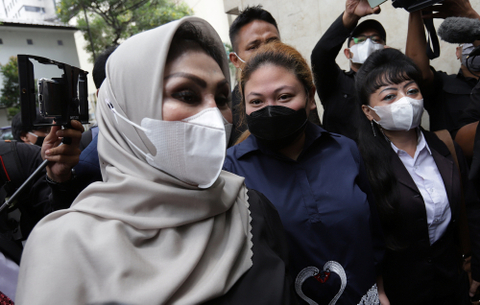 Anak dari penyanyi Nia Daniaty, Olivia Natania saat mendatangi Polda Metro Jaya, Jakarta, Senin, (11/9). Olivia diperiksa terkait kasus dugaan CPNS fiktif.  Foto:  Agus Apriyanto