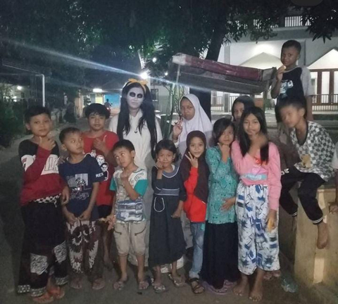 Viral: Penjual Papeda Gunakan Kostum Unik, Mulai Jadi Kuntilanak hingga Pocong (4)