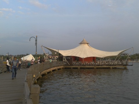 Jembatan dan Le Bridge Cafe Ancol Foto: Wikimedia Commons