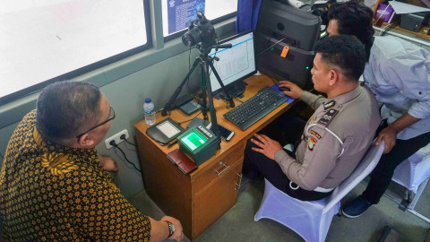 Proses identifikasi dan verifikasi pembuatan Smart SIM. Foto: Irfan Adi Saputra/kumparan