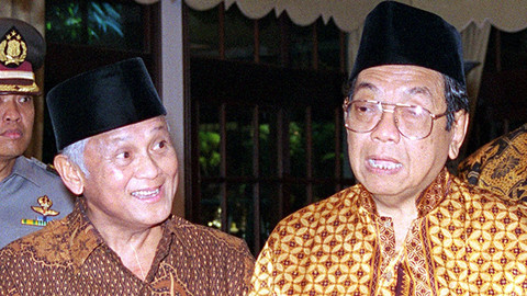 Abdurrahman Wahid atau Gus Dur saat bertemu dengan Presiden Indonesia BJ Habibie di Jakarta pada 30 Juni 1999. Foto: Agus Lolong/AFP