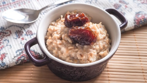 Oatmeal kurma untuk ibu menyusui Foto: Shutterstock