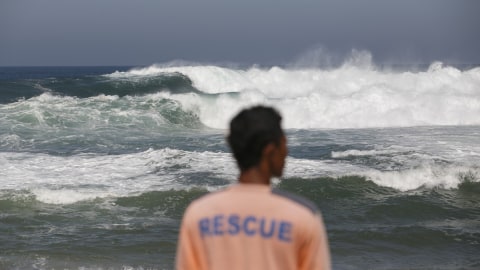 Relawan memantau ombak di Pantai Drini, Tepus, Gunungkidul, DI Yogyakarta, Selasa (24/7). Foto: ANTARA FOTO/Hendra Nurdiyansyah