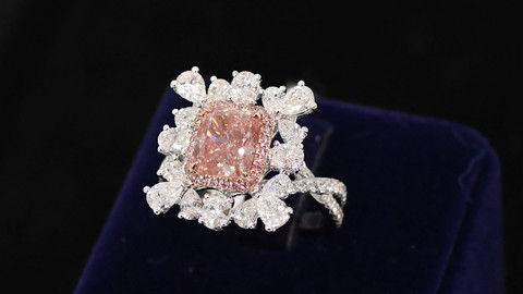 Ilustrasi berlian merah muda. Foto: AFP PHOTO/Roslan Rahman