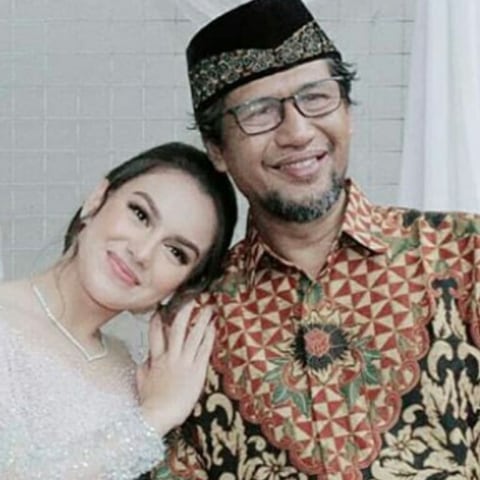 Ayah Ammar Zoni, Suhendri Zoni, bersama Irish Bella. Foto: Instagram @hendri_zoni