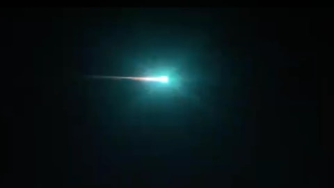 Objek hijau misterius diduga UFO melintasi langit Australia. Foto: Shaz Hussien/Facebook