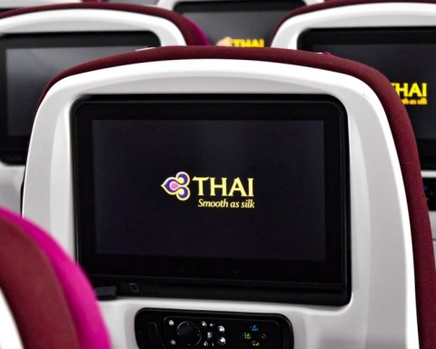 Bangku pesawat dengan fasilitas inflight entertainment Foto: Shutterstock