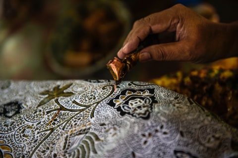 Ilustrasi pengrajin yang sedang membuat batik Kampung Batik Laweyan Foto: Shutter Stock