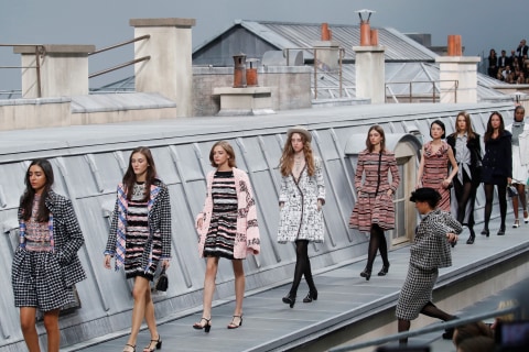 Marie Benoliel saat 'membajak' fashion show Chanel di Paris Fashion Week. Foto: REUTERS/Gonzalo Fuentes