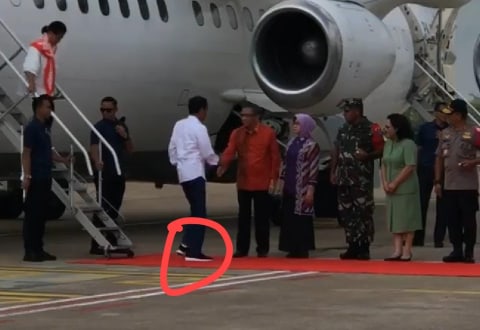 Ini Brand Sepatu Lokal Yang Dipakai Jokowi Saat Datang Ke Pontianak Kumparan Com