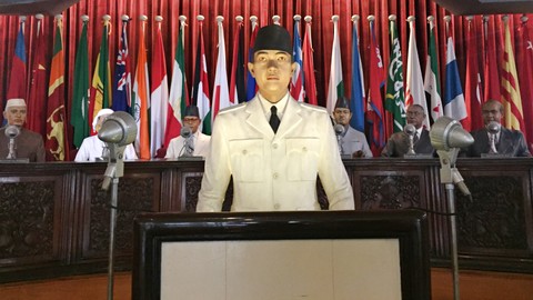Diorama Ir. Soekarno dan wakil dari negara-negara yang ambil bagian dalam Konferensi Asia Afrika Foto: Helinsa Rasputri/kumparan