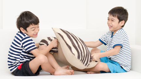 Ilustrasi dua saudara anak laki-laki bermain. Foto: Shutter Stock