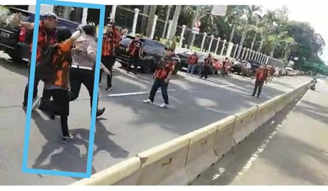 Foto Saat Polisi Polda Metro Dipukul Anggota Ormas di Depan DPR (1)