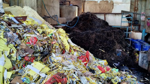 Sampah plastik yang digunakan untuk bahan bakar pengolahan produksi tahu. Foto: Dok. Istimewa
