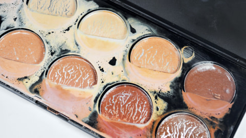 Ilustrasi makeup kadaluwarsa. Foto: Shutterstock