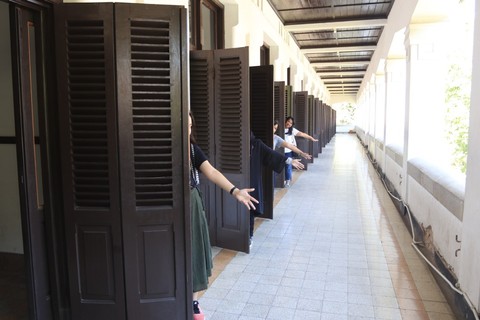 Wisatawan yang tengah berfoto di Lawang Sewu Foto: Gitario Vista Inasis/kumparan