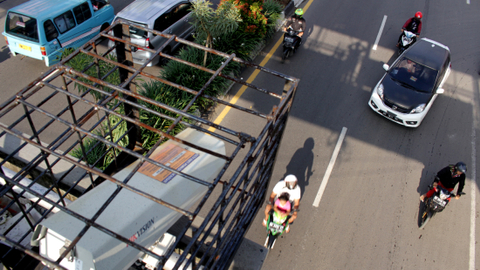 Sejumlah kendaraan melintas di bawah kamera pengawas alias Closed Circuit Television (CCTV) di salah satu ruas jalan, di Makassar, Sulawesi Selatan. Foto: Arnas Padda/ANTARA FOTO