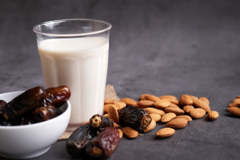 Ilustrasi susu almond kurma Foto: Shutter Stock