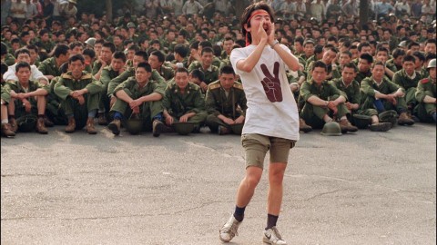 Warga Beijing berbincang dengan tentara untuk pulang ke rumah ketika demonstran membanjiri Beijing pada 3 Juni 1989. Foto: AFP/CATHERINE HENRIETTE