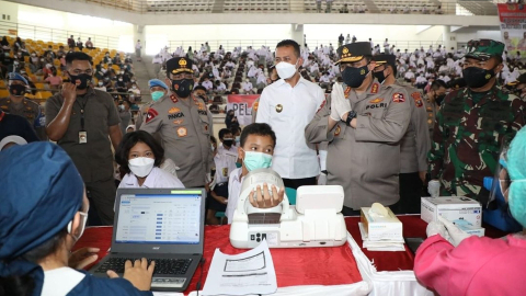 Bobby Sayangkan Insiden Ribuan Orang Berdesakan Vaksinasi di GOR Pemprov Sumut (3)