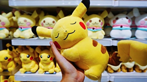 Boneka Pikachu yang sedang tertidur. Foto: Mela Nurhidayati/kumparan
