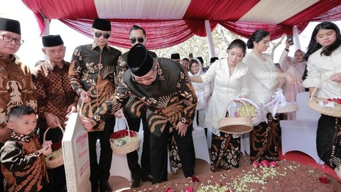 Sby Ziarah Ke Makam Ani Yudhoyono Bersama Keluarga Besar Sarwo Edhie Kumparan Com