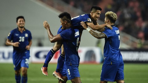 Pemain sepak bola Thailand Chanatip Songkrasin digendong oleh rekan setimnya setelah mencetak gol. Foto: AFP/LILLIAN SUWANRUMPHA