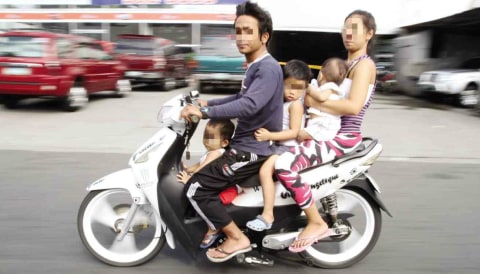 Ilustrasi membonceng anak kecil di sepeda motor. Foto: thesummitexpress.com