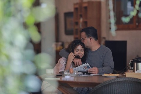 Anies Baswedan bersama anaknya, Mutiara Baswedan. Foto: Instagram/@aniesbaswedan