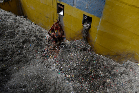 Tumpukan sampah ditumpuk di ruang penampungan yang akan dimasukan ke dalam tungku pembakaran di Gasification Power Plant TPA Benowo, Surabaya, Jawa Timur. Foto: Zabur Karuru/ANTARA FOTO