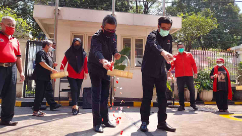 Tabur bunga di Kantor DPP PDIP memperingati peristiwa kudatuli. Foto: Dok. PDIP