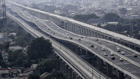 Jalan Tol Layang MBZ bergelombang karena banyaknya proyek di sekeliling jalan tersebut. Foto: ANTARA FOTO/ Fakhri Hermansyah