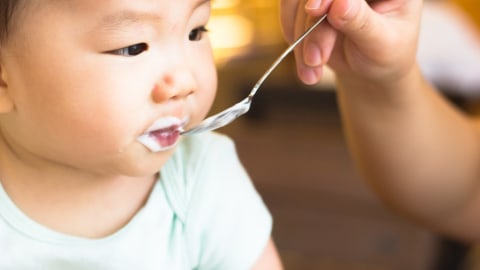 Ilustrasi bayi makan yoghurt. Foto: Shutterstock