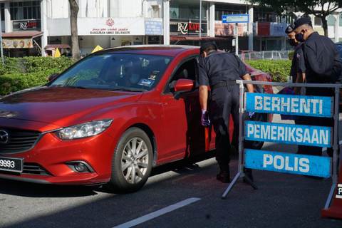 Polisi Diraja Malaysia (PDRM) Daerah Dang Wangi melakukan blokade jalan di Jalan Tun Azlan Shah Kuala Lumpur, Selasa (1/6).  Foto: Agus Setiawan/ANTARA FOTO