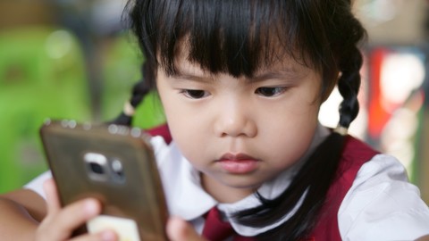 Ilustrasi anak main gadget. Foto: Shutter Stock