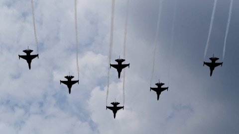 Pesawat tempur T-50i Golden Eagle TNI AU melakukan formasi flypast seusai latihan Upacara Peringatan Detik-detik Proklamasi 17 Agustus saat melintasi Kompleks Istana Kepresidenan, Jakarta. Foto: ANTARA FOTO/Wahyu Putro A
