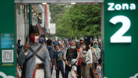 Pengunjung memadati kawasan wisata Malioboro, Yogyakarta, Kamis (11/3/2021). Foto: Andreas Fitri Atmoko/ANTARA FOTO