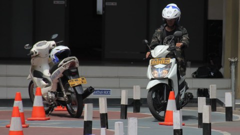 Ilustrasi Praktik Test SIM C. Foto: Jamal Ramadhan/kumparan