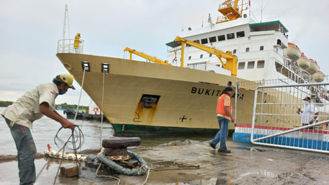 Kapal Motor Penumpang (KMP) Bukit Raya milik PT Pelni saat bersandar di Pelabuhan Belawan. Foto: Dok. Istimewa