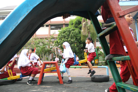 Sejumlah anak bermain di RPTRA Meruya Selatan, Jakarta.  Foto: Nugroho Sejati/kumparan 