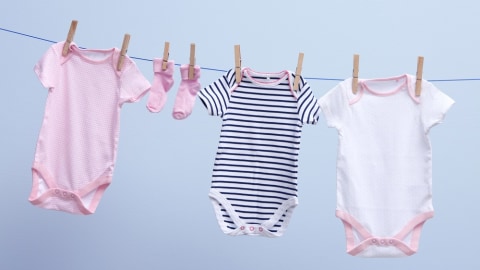 Mencuci baju bayi. Foto: Shutterstock