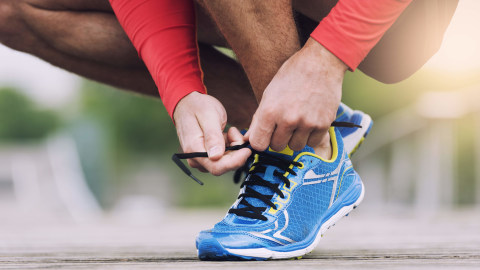 Ilustrasi sepatu lari yang dipakai hangout. Foto: Shutter Stock