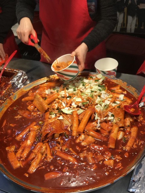 Tteokbokki bermandikan Gochujang, si saus merah pekat. Foto: Adhie Ichsan/kumparan