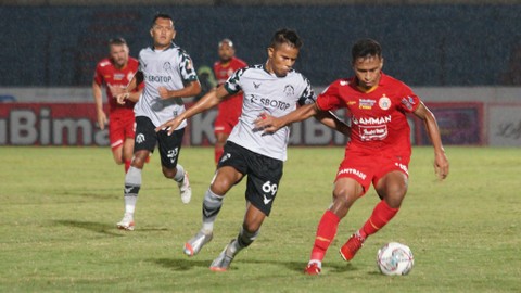 Pemain Persija Jakarta Osvaldo Haay (kanan) berebut bola dengan pemain Persikabo 1973 Manahati pada pertandingan Liga 1 di Stadion Sultan Agung, Bantul, D.I Yogyakarta, Jumat (3/12).  Foto: Andreas Fitri Atmoko/ANTARA FOTO