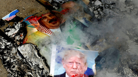 Gambar Presiden AS Donald Trump, Raja Bahrain Hamad bin Isa Al Khalifa, dan Perdana Menteri Israel Benjamin Netanyahu dibakar oleh warga Palestina saat aksi protes di Kota Gaza, (15/9). Foto: Mohammed Salem/REUTERS